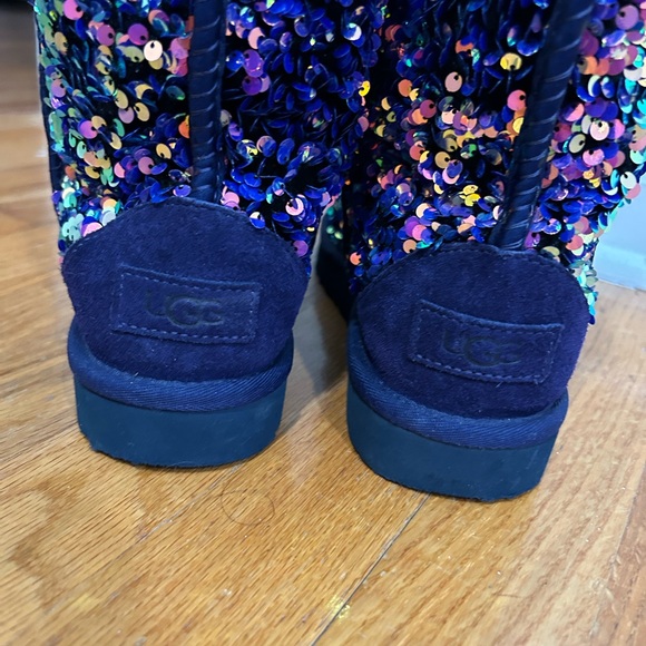 SALE!  UGG CLASSIC SHORT STELLAR SEQUIN MEDALLION SPARKLING BOOTS - Picture 7 of 11